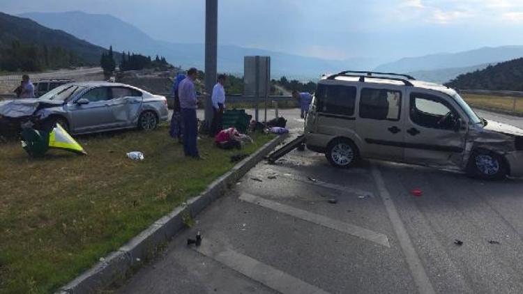 Çorumda kamyonetle otomobil çarpıştı: 9 yaralı