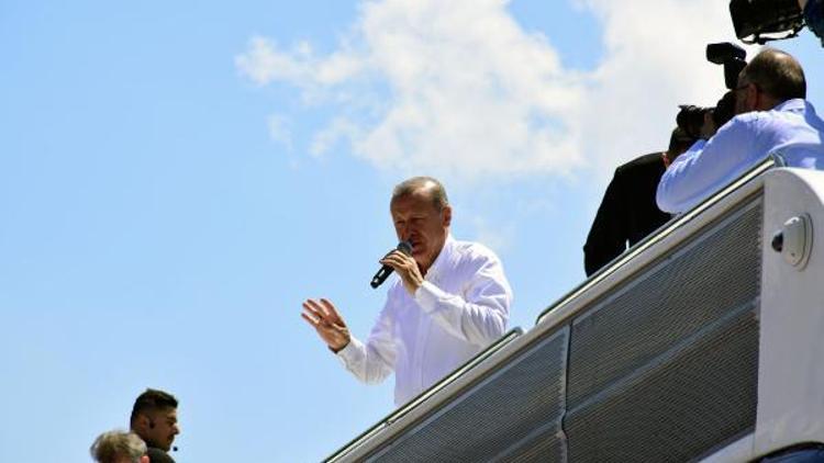 Fotoğraflar// Cumhurbaşkanı Erdoğan partisinin Sultangazi ilçe teşkilatını ziyaret etti