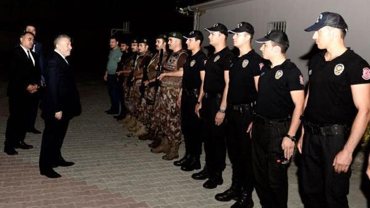 İstanbul Emniyet Müdürü Çalışkan bayramda görev yapan polisleri ziyaret etti