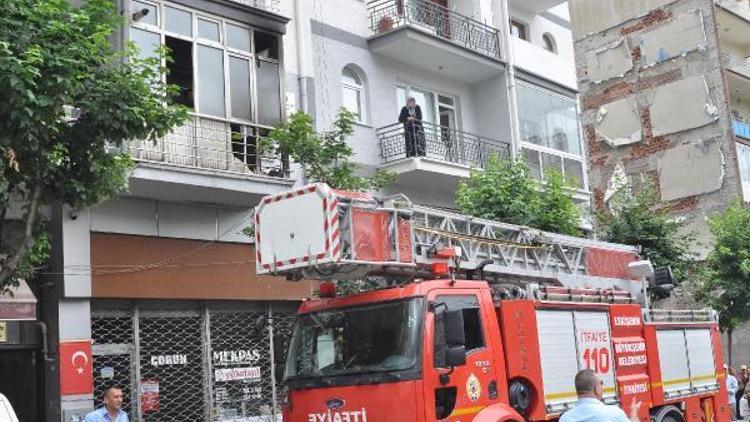 Çakmak gazı tüpünün patladığı balkonda yangın çıktı