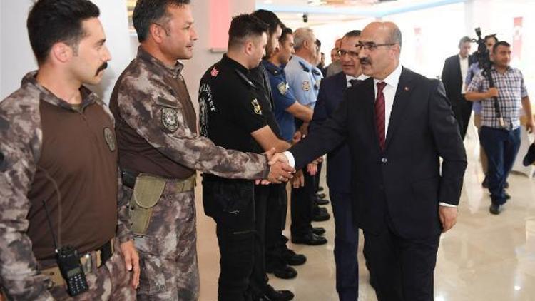 Vali Demirtaş, jandarma, emniyet, itfaiye ve zabıta personelini ziyaret ederek, bayramlarını kutladı