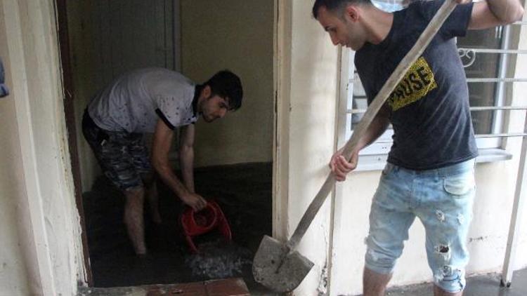 Beyoğlunda evler su altında kaldı; yollar göle döndü