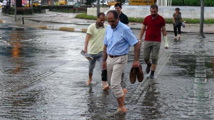 Vatan Caddesinde sağanak yağışta yalın ayak yürüyüş