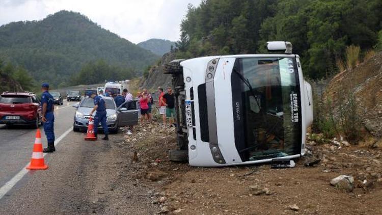 Kemerde turistlerin taşındığı midibüs devrildi: 6 yaralı (2) - Yeniden