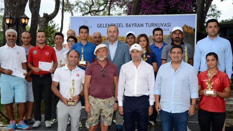 Bakan Çavuşoğlu Ramazan Bayramı Golf Turnuvası’nda ödül verdi
