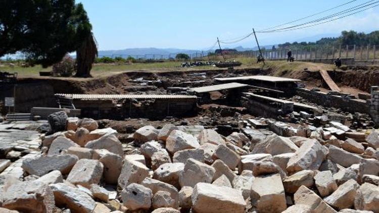 Sardes Antik Kentindeki tak, sponsorlukla restore edilmiş