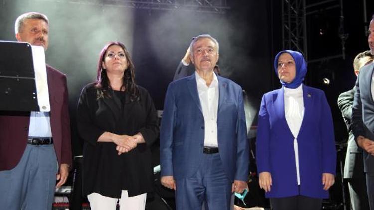 Bakan Sarıeroğlu, Elazığda Murat Dalkılıç konserini izledi