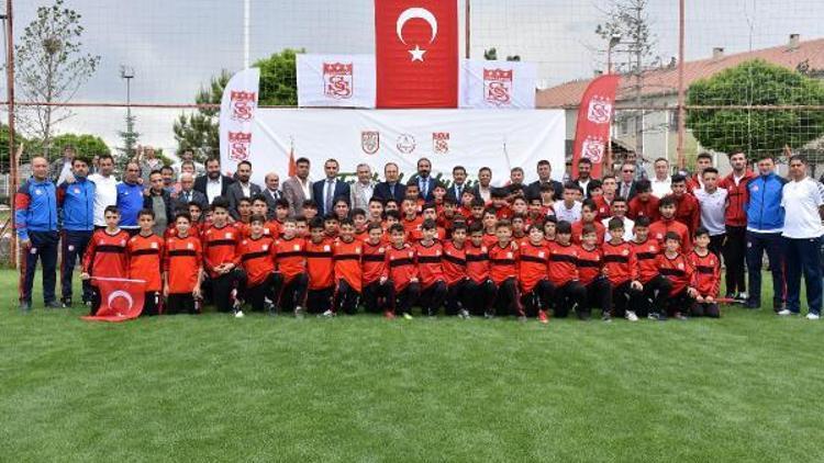 Demir Grup Sivassporun Futbol Okul Projesi başladı