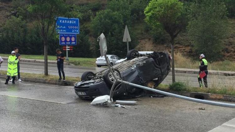 Aydınlatma direğine çarpan otomobilin sürücüsü yaralandı