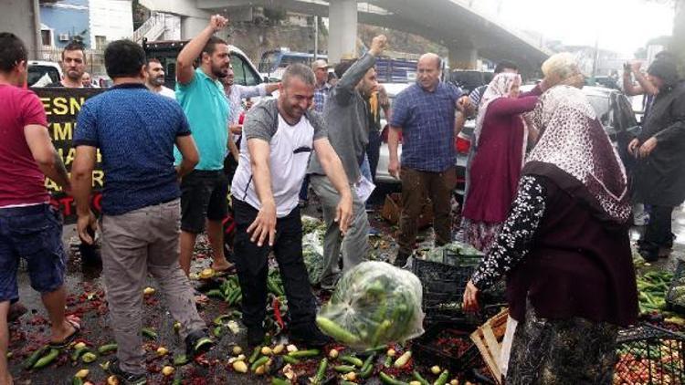 İzmirde pazarcılar bu kez de sebze ve meyveleri belediye önüne döktü