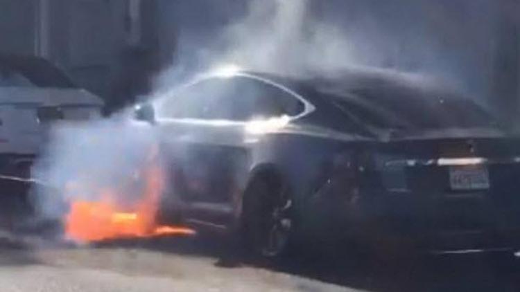 Tesla Model S alev topuna döndü