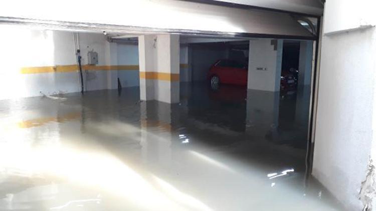 İstanbulda yağmur su baskınlarına neden oldu