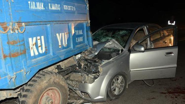 Otomobil, traktöre çarptı: 5 yaralı