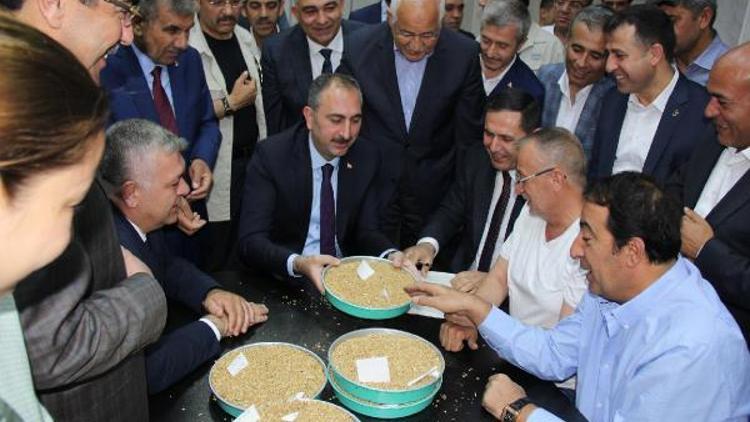 Bakan Gül, borsada buğday satışına katıldı