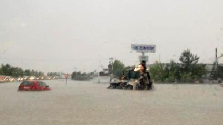 Denizli- Ankara karayolu sel nedeniyle trafiğe kapandı