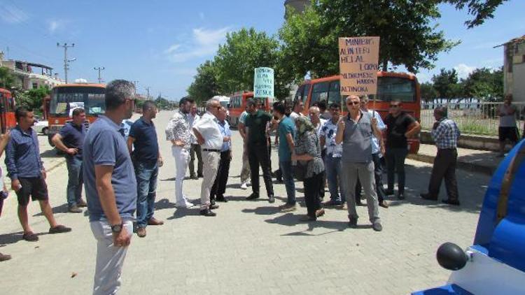 Nostaljik trene tepki gösteren minibüsçüler yol kapattı