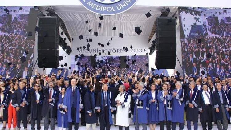 Medipol Üniversitesi 5’inci mezunlarını verdi