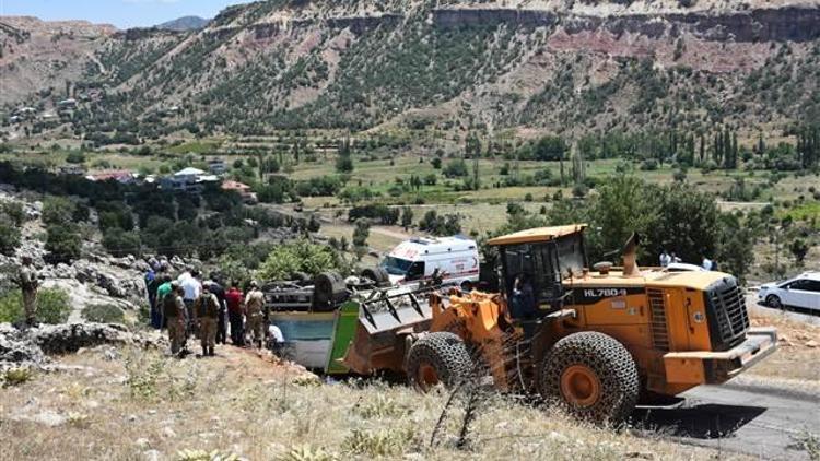 Adıyaman’da çöp kamyonu devrildi: 2 işçi hayatını kaybetti