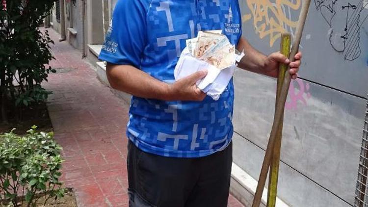Beyoğlunda belediye temizlik görevlisi zarf dolusu para buldu