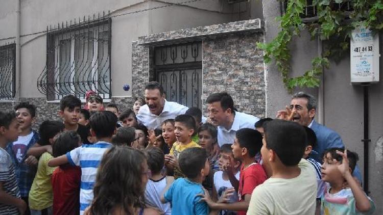 Milletvekili adayı Özalan ile milletvekili Hamza Dağ, sokakta maç yaptı