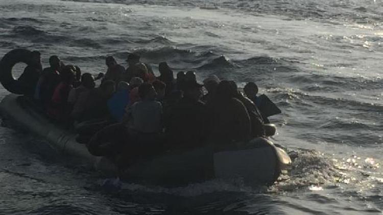 İzmirde lastik botlarda 115 kaçak göçmen yakalandı