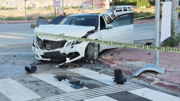 Konyada iki otomobil çarpıştı: 1 ölü, 2 yaralı