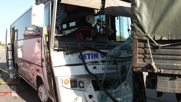 Servis minibüsü askeri araca çarptı: 5 yaralı