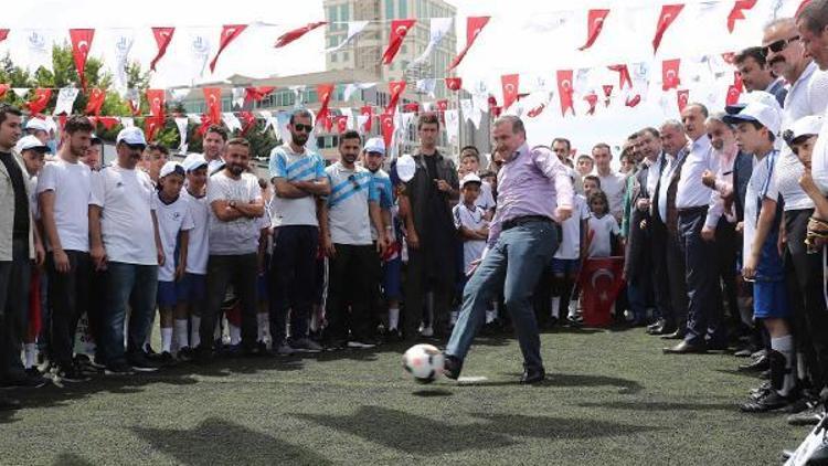 Gençlik ve Spor Bakanı Bak, gençlerle top sektirdi