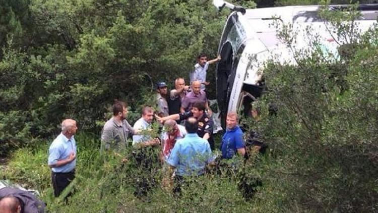 Bursada cenazeye gidenlerin otobüsü devrildi: 1 ölü, 28 yaralı (2)- Yeniden