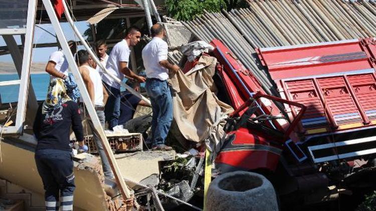 Freni boşalan kamyon, restoranın mescidine girdi: 3 ölü, 2 yaralı