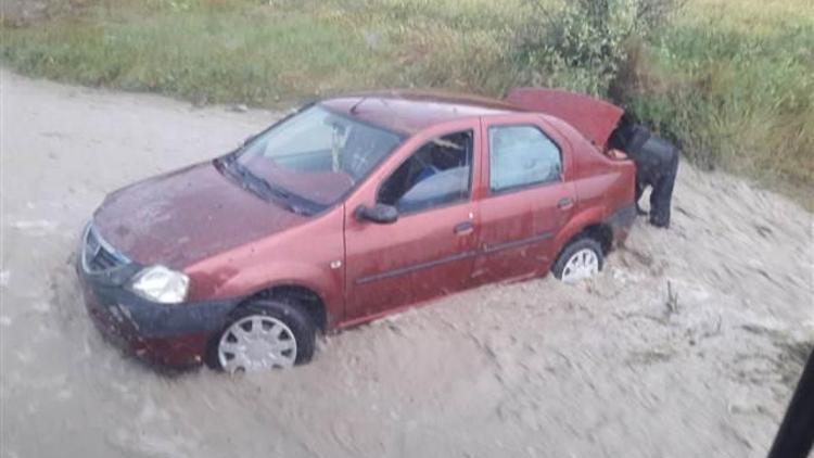 Evleri su bastı, araçlar yolda kaldı