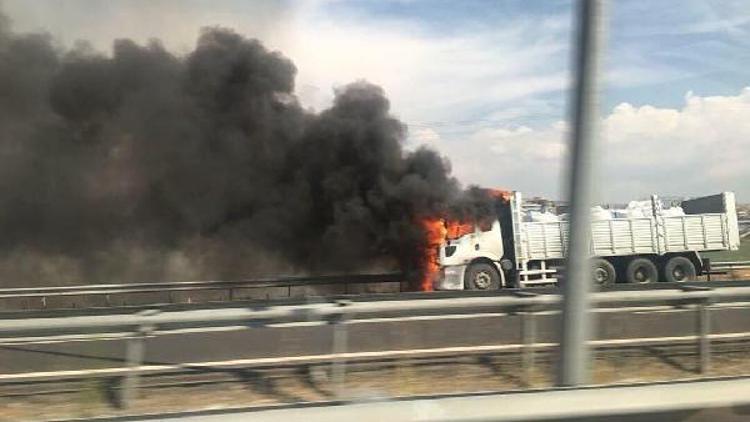 İzmirde bir kamyon ve bir otomobil yandı