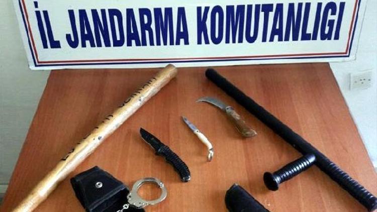 Otomobilden tabanca, cop, kelepçe ve bıçak çıktı