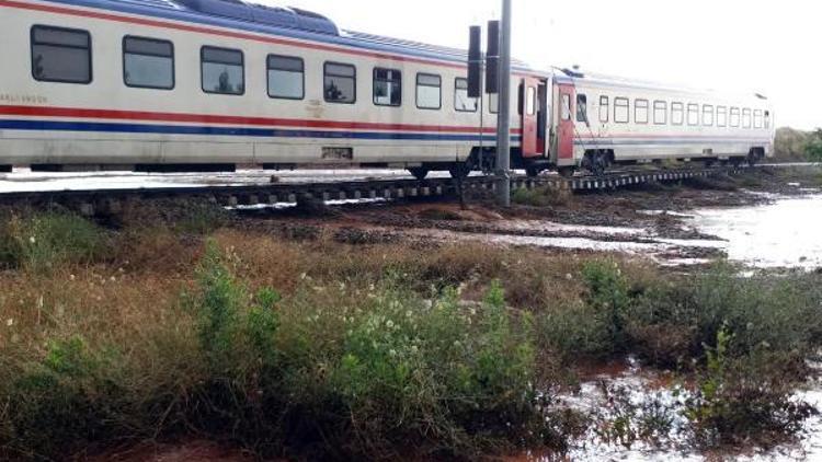 Ankaradan Kurtalana giden yolcu treni sel nedeniyle yolda kaldı