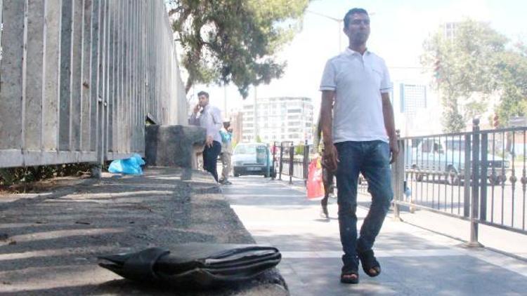 Temizlikçi, bulduğu cüzdanı sahibine teslim etti