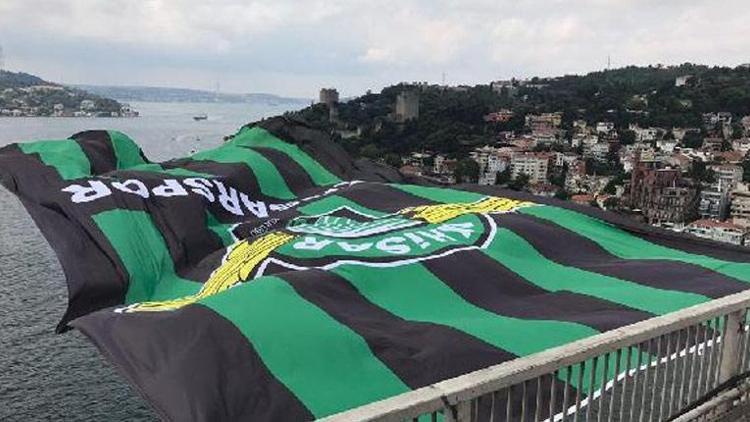 Akhisarspor’un bayrağı FSM Köprüsü’nde