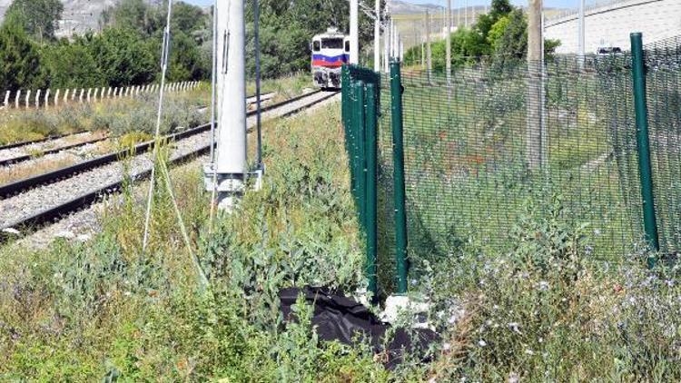 İşitme engelli eşi, yanında lokomotif çarpması sonucu öldü