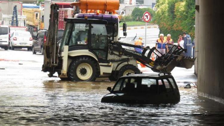 Sancaktepede yağmur : Alt geçitte araçlar mahsur kaldı
