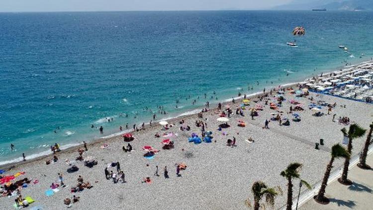 Antalyada sahiller dolu