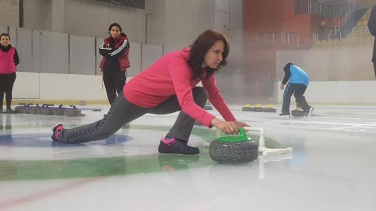 Anneler, milli sporcu kızlarına karşı curling oynadı