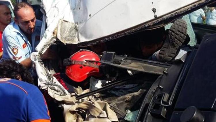 Yolcu minibüsü çöp kamyonuna çarptı: 10 yaralı