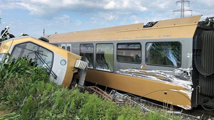 Avusturya’da tren raydan çıktı