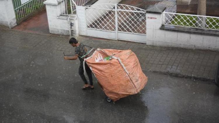 Kağıt toplayan çocuğun yağmur altında ekmek parası telaşı