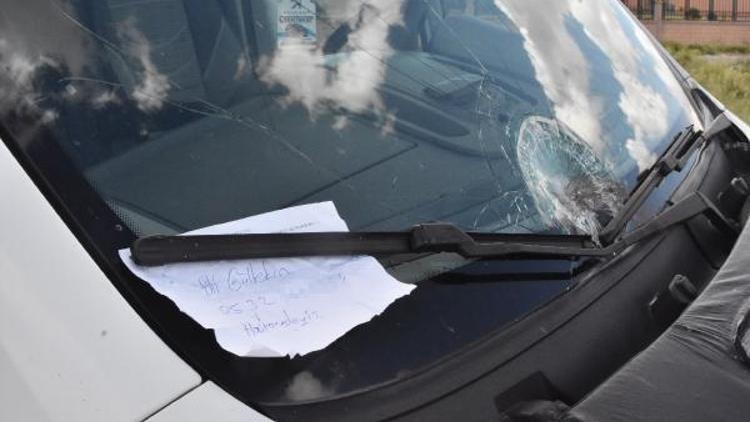 Kaza yaptığı minibüsün camına hastanedeyiz notunu bıraktı