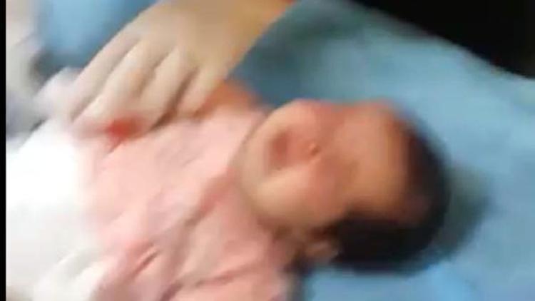 Serumu çıkarmak isteyen hemşir, bebeğin parmağını kesti