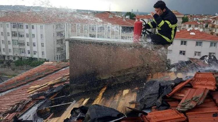 Yıldırım düşen apartmanın çatısı yandı