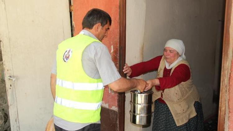 Bitlis Belediyesi 20 aileye sıcak yemek dağıtıyor