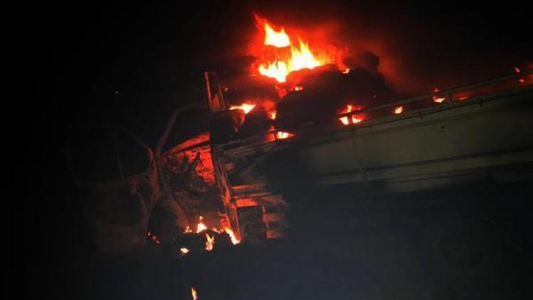 Saman balyası yüklü kamyonet alev alev yandı