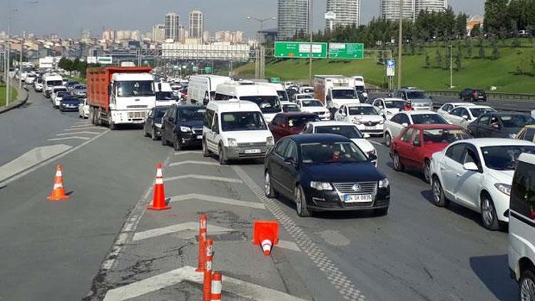 TEMde yan yolu su bastı Trafik kilit...