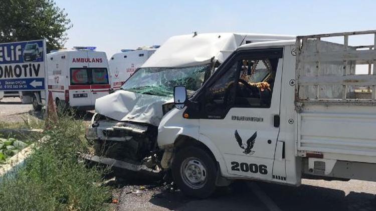Suruç’ta minibüs ile kamyonet çarpıştı: 7 yaralı